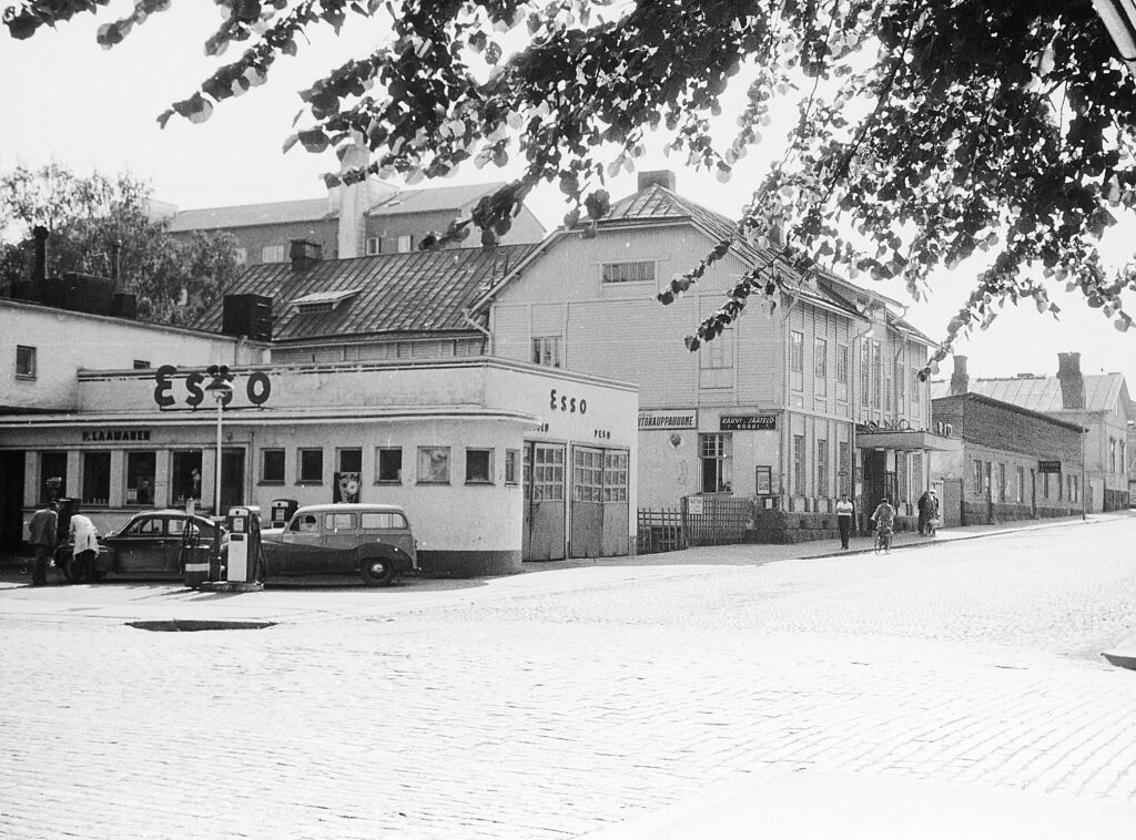 Esson huoltamo Kotkassa Keskuskadun ja Kaivokadun kulmassa, missä nykyisin sijaitsee vuonna 1961 avattu Hotelli Seurahuone. Kuva: Kymenlaakson museo.
