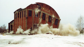Hallan vuonna 1940 valmistunut varastorakennus Kotkassa on saanut purkutuomion vuonna 1997.