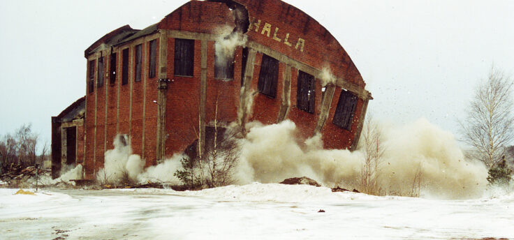 Hallan vuonna 1940 valmistunut varastorakennus Kotkassa on saanut purkutuomion vuonna 1997.