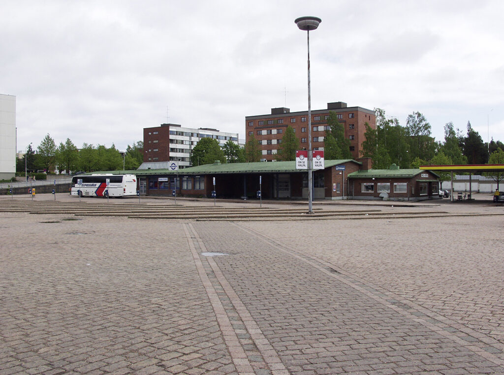 Kuvassa näkymä Kotkan linja-automasemasta vuonna 2004.