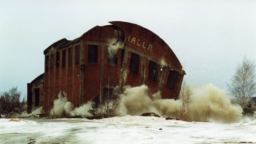 Hallan vuonna 1940 valmistunut varastorakennus Kotkassa on saanut purkutuomion vuonna 1997.