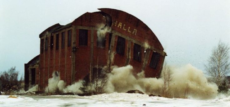 Hallan vuonna 1940 valmistunut varastorakennus Kotkassa on saanut purkutuomion vuonna 1997.