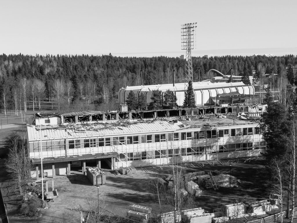 Kuvassa puretaan Arkkitehti Väinö vuorisen suunittelemaa Kouvolan yhteiskoulua.