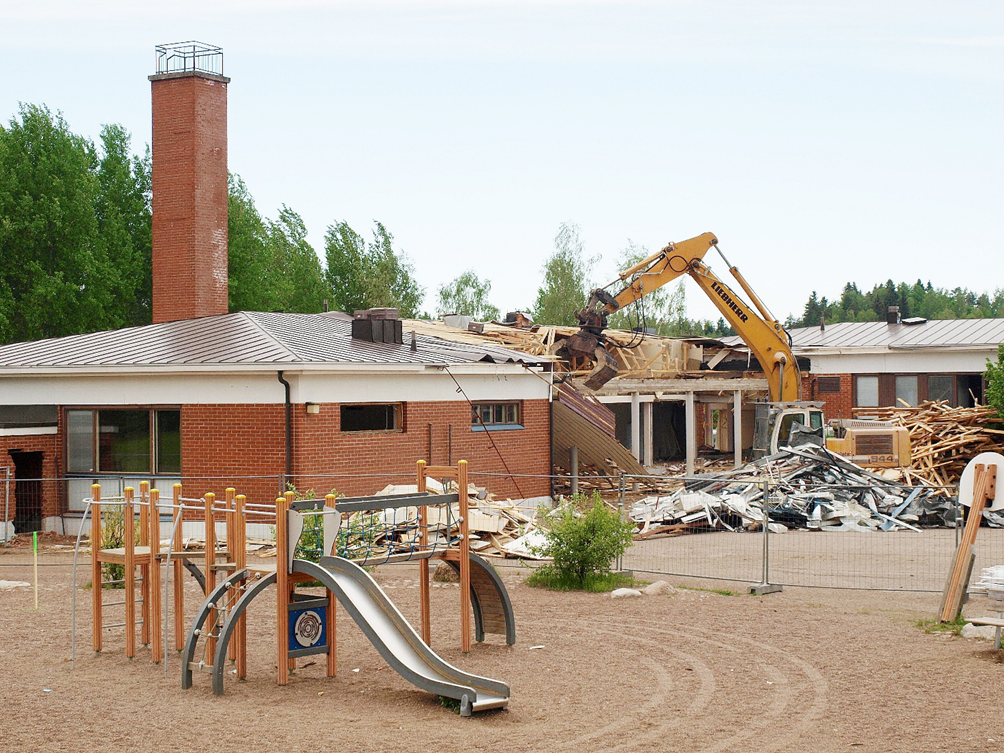 Miehikkälän koulukeskuksen rakennuksia puretaan vuonna 2014.