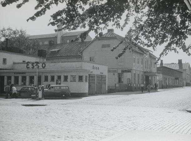 Vanha mustavalkoinen kuva Esson huoltamosta Kotkassa, Keskuskadun ja Kaivokadun kulmassa.